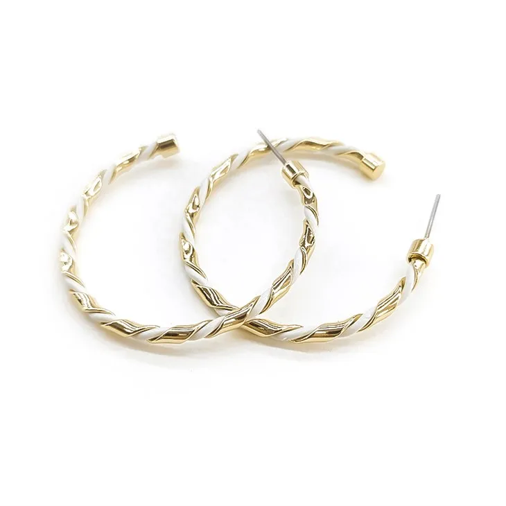 골드 텍스처 챠밍 이어링